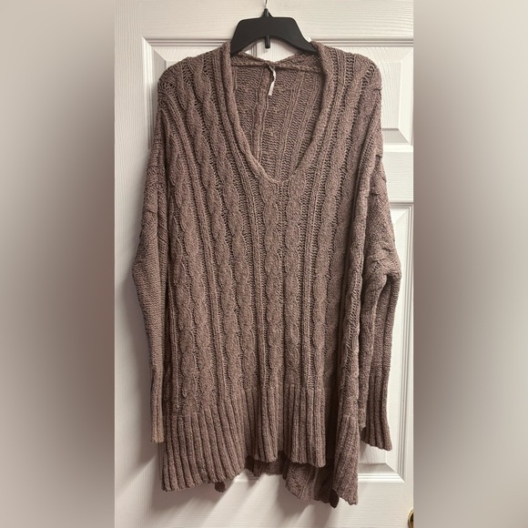 Free People Easy Cable Knit V-Neck Oversized Sweater Size Medium - Picture 2 of 5